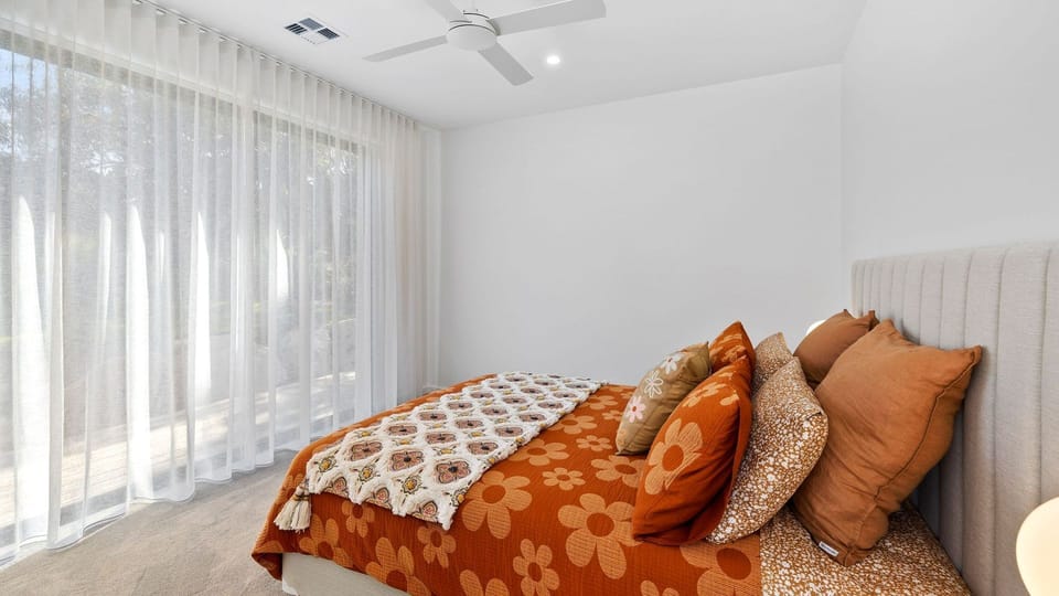 Bedroom 3: Queen bed