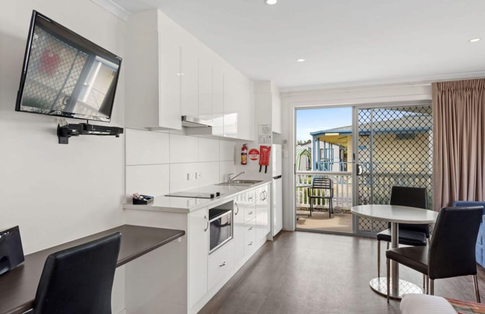 Superior Studio Cabin | Private kitchen | Fridge, microwave, coffee/tea maker, electric kettle
