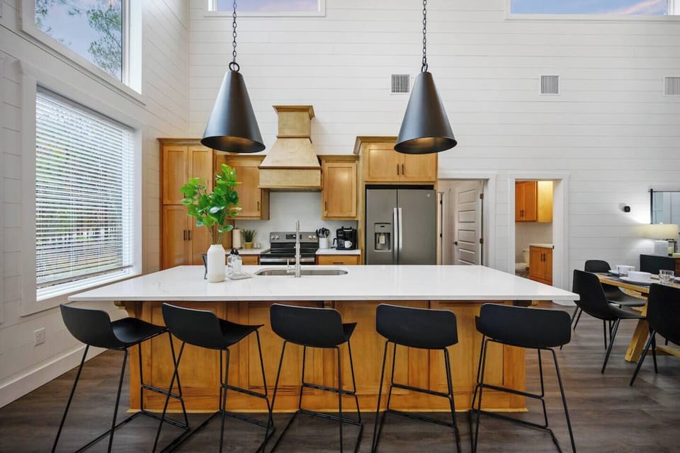 Our kitchen was set up to have everything you could want from a pizza pan to a griddle and instapot to a blender. 