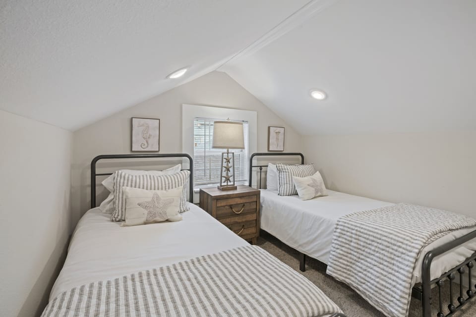 Loft with 4 twin beds