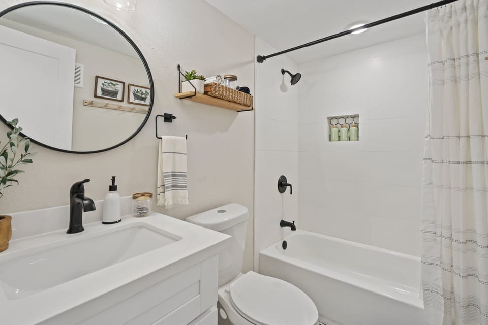 Guest Bath near middle bedroom