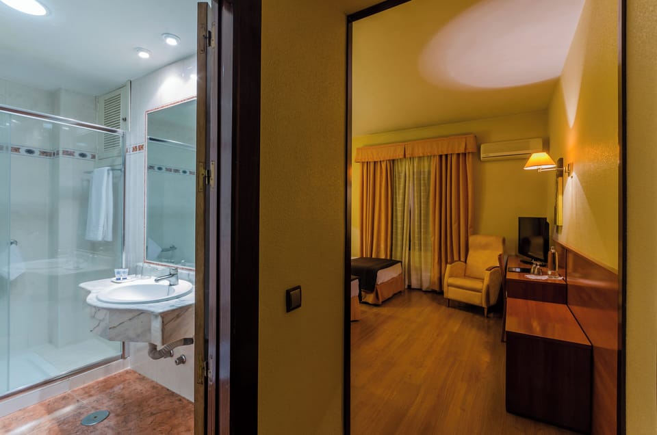 Double Room Single Use | Bathroom | Free toiletries, hair dryer, towels
