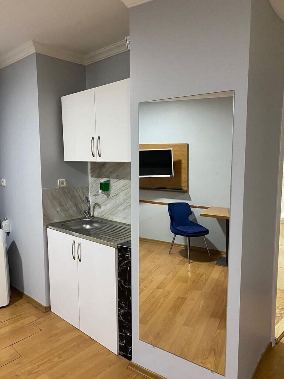 Mini-fridge, electric kettle, kitchen islands
