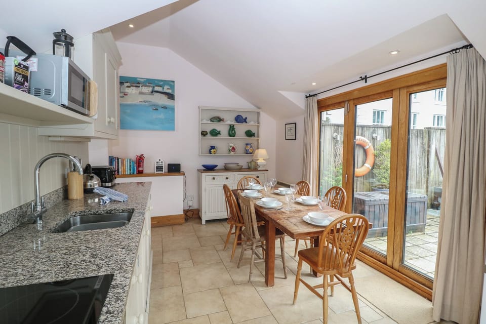Cottage | Private kitchen | Fridge, dishwasher, electric kettle, toaster