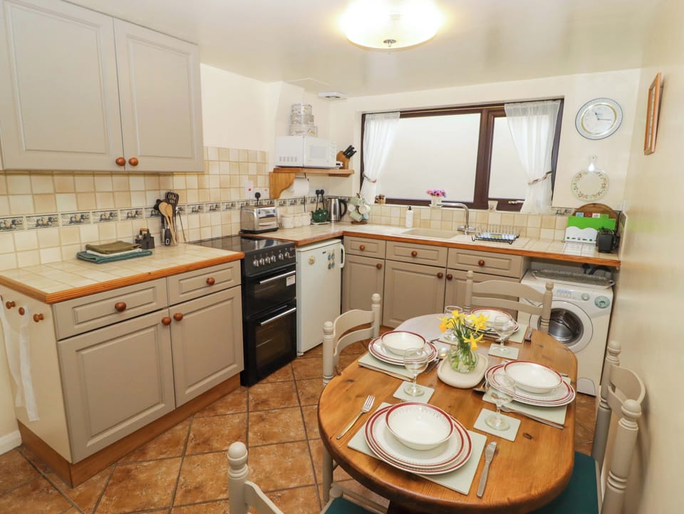 Cottage | Private kitchen | Fridge, electric kettle, toaster, cookware/dishes/utensils