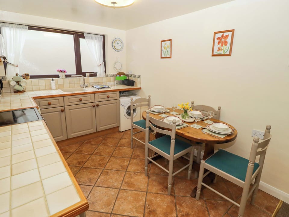 Cottage | Dining