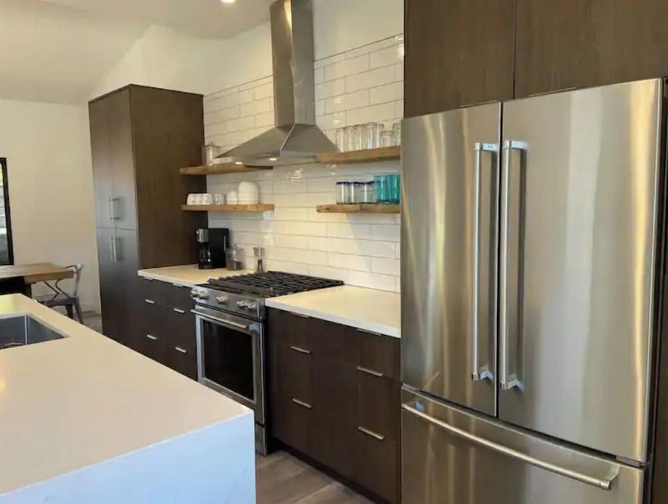 Full kitchen amenities