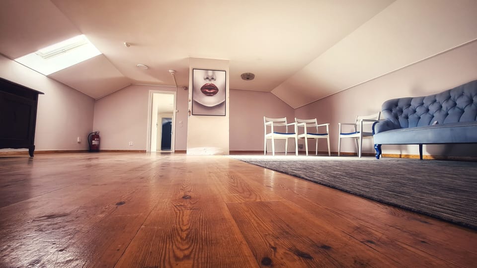 Design Room, Multiple Bedrooms, Accessible, Jetted Tub | Living area