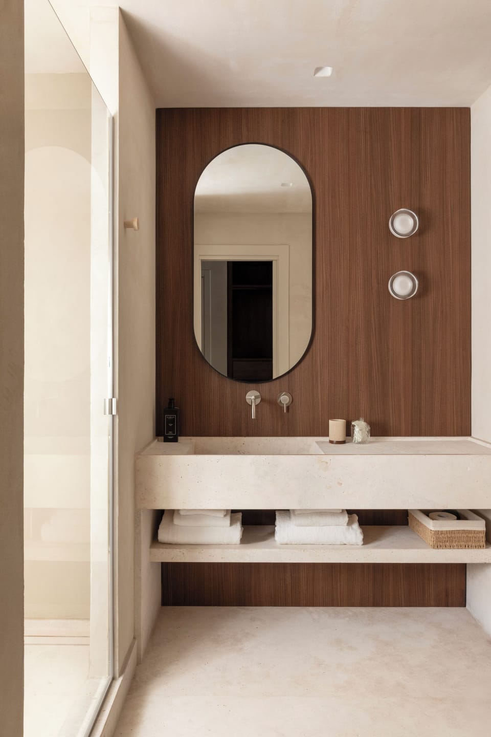Shower, hair dryer, bathrobes, slippers