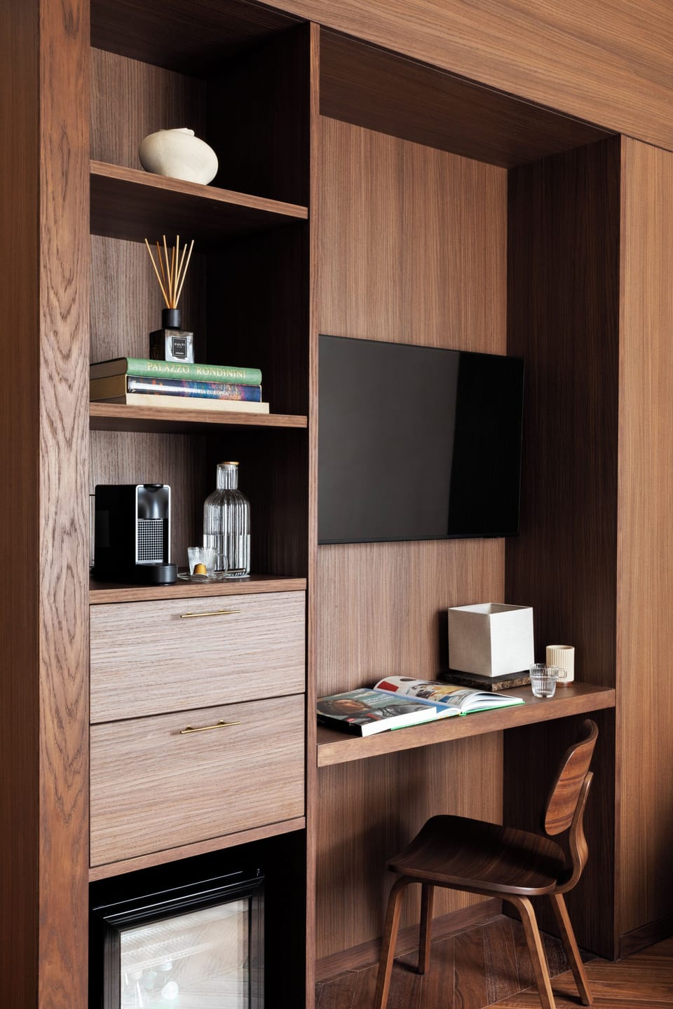 Suite | Living area | 45-inch flat-screen TV with satellite channels