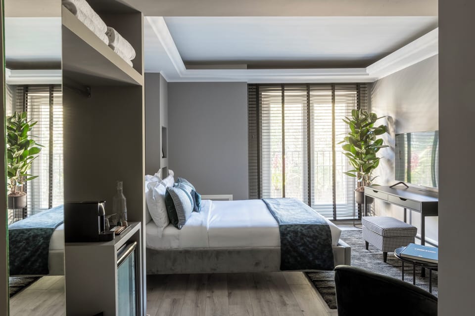 Deluxe Room | In-room safe, desk, blackout drapes, iron/ironing board