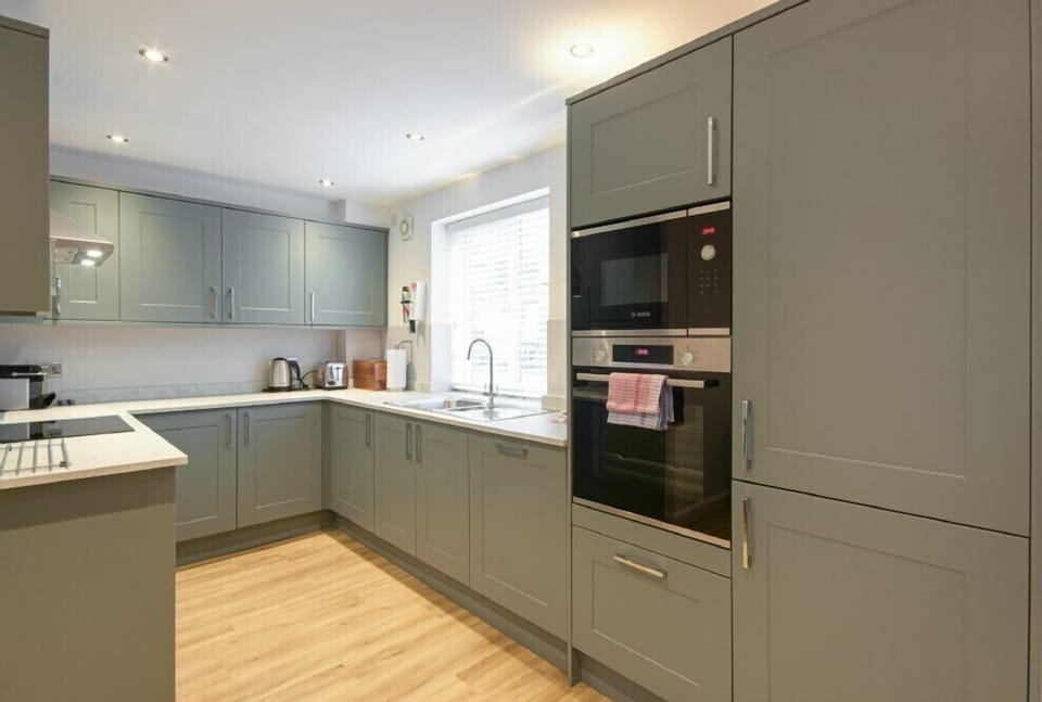 Fridge, dishwasher, cookware/dishes/utensils