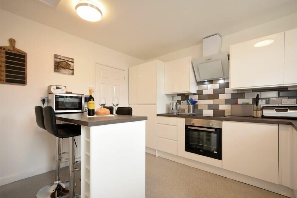 Fridge, cookware/dishes/utensils