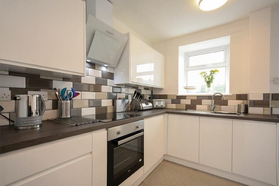 Fridge, cookware/dishes/utensils