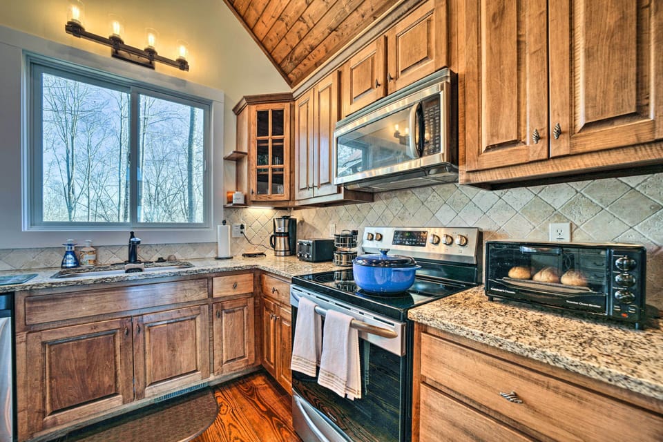 Fully Equipped Kitchen | Cooking Basics | Coffee Maker | Blender | Crockpot