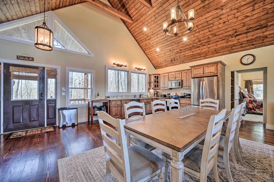 Dining Table | Dishware & Flatware Provided