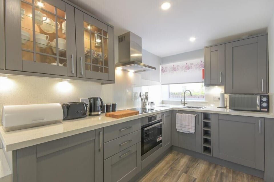 Fridge, cookware/dishes/utensils