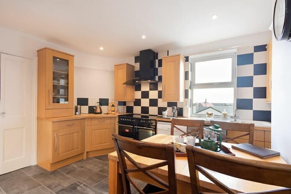 Fridge, dishwasher, cookware/dishes/utensils