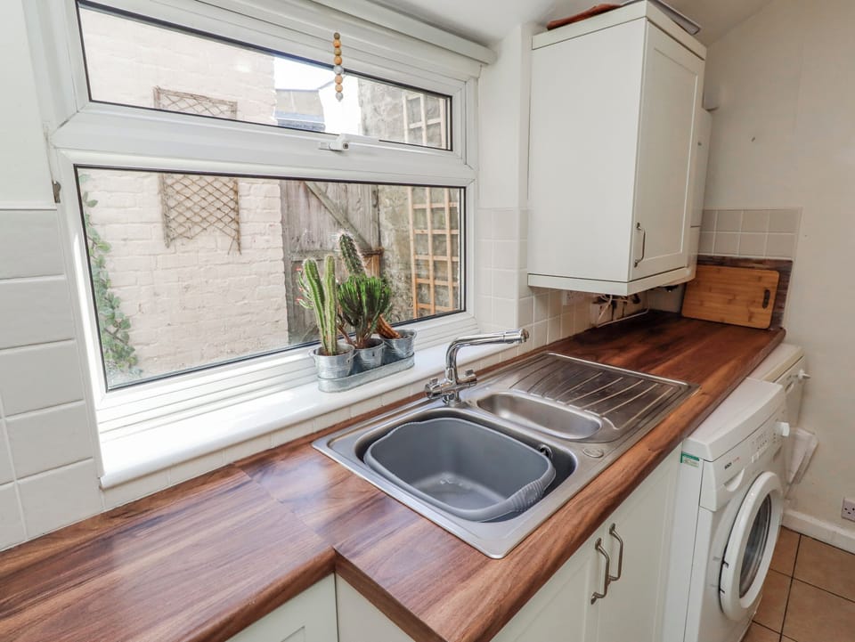 Cottage | Private kitchen | Fridge, dishwasher, cookware/dishes/utensils