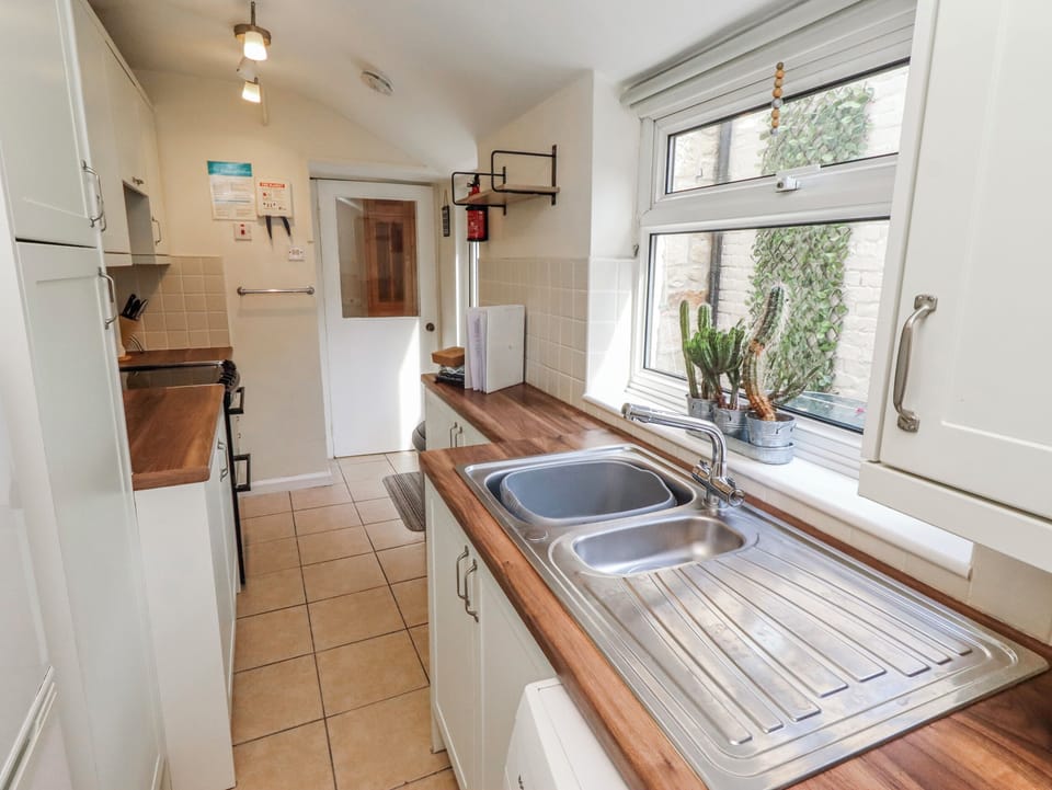 Cottage | Private kitchen | Fridge, dishwasher, cookware/dishes/utensils