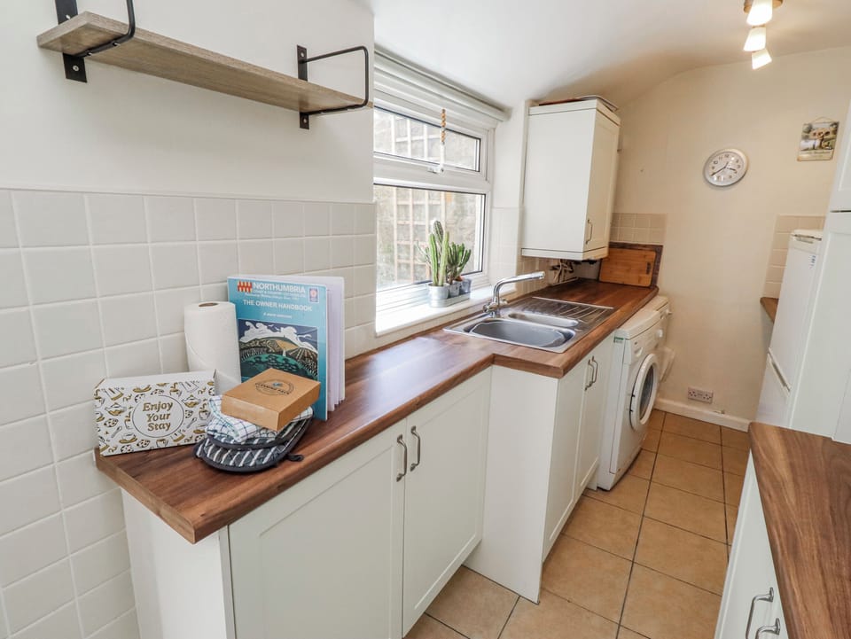 Cottage | Private kitchen | Fridge, dishwasher, cookware/dishes/utensils