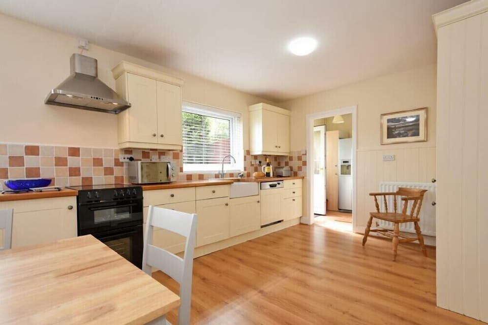Fridge, dishwasher, cookware/dishes/utensils