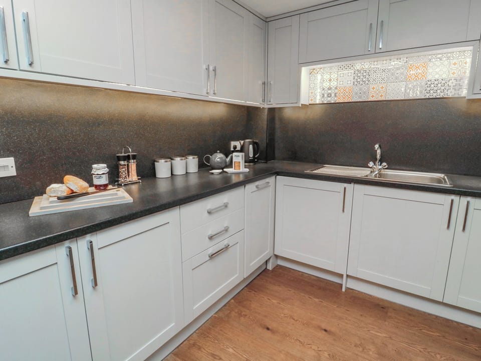 Cottage | Private kitchen | Dishwasher, cookware/dishes/utensils