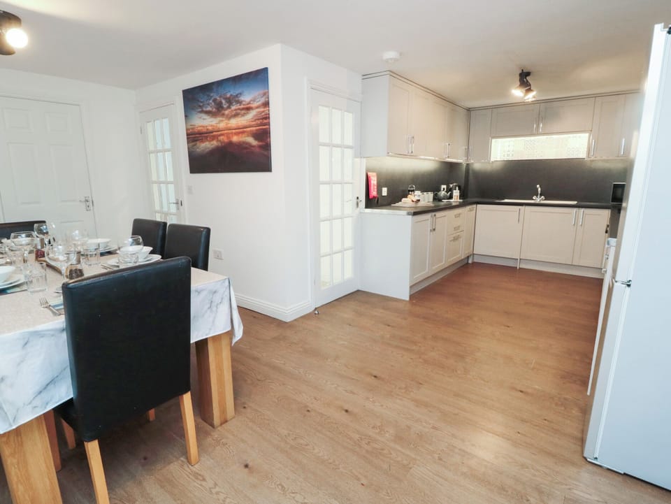 Cottage | Private kitchen | Dishwasher, cookware/dishes/utensils