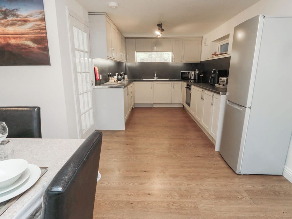 Cottage | Private kitchen | Dishwasher, cookware/dishes/utensils