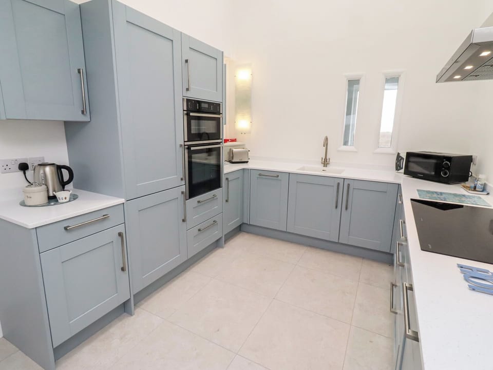 Fridge, dishwasher, cookware/dishes/utensils