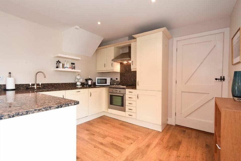 Fridge, dishwasher, cookware/dishes/utensils