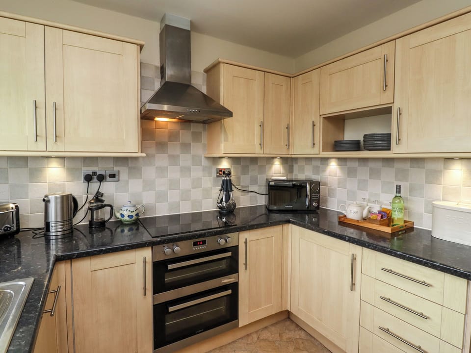 Fridge, dishwasher, cookware/dishes/utensils