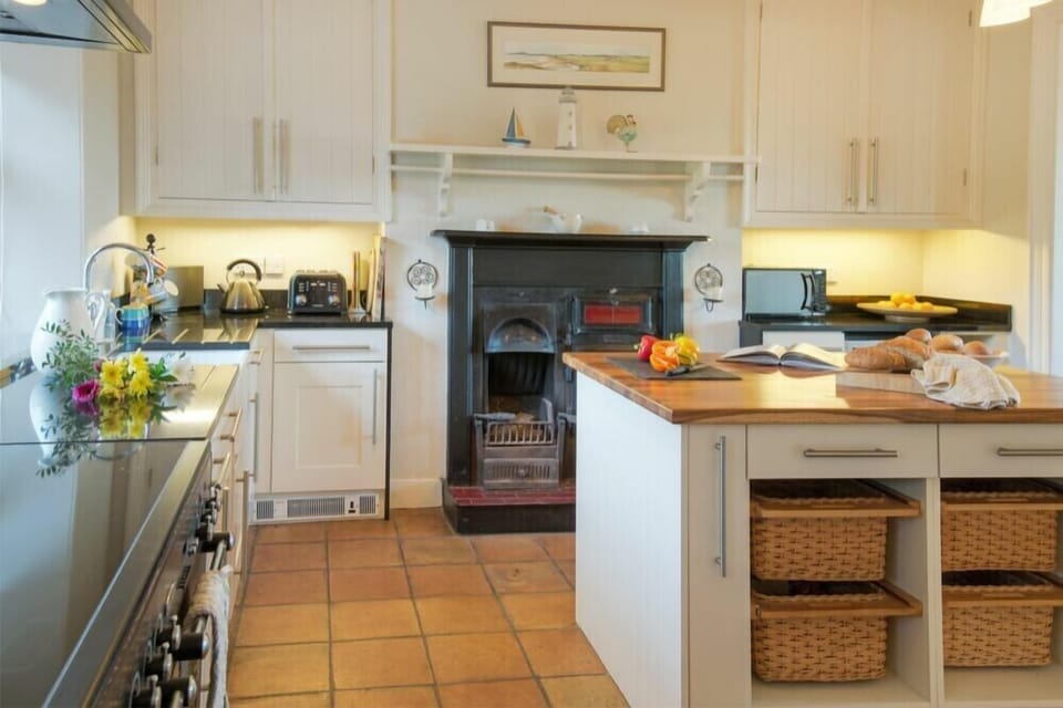 Fridge, dishwasher, cookware/dishes/utensils