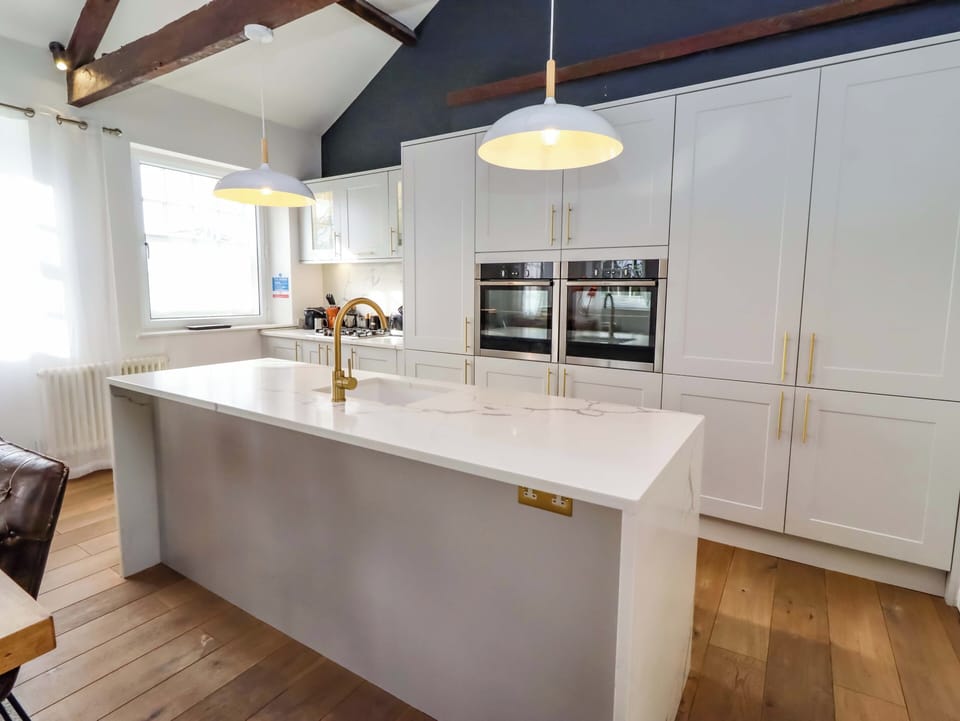Cottage | Private kitchen | Fridge, dishwasher, cookware/dishes/utensils