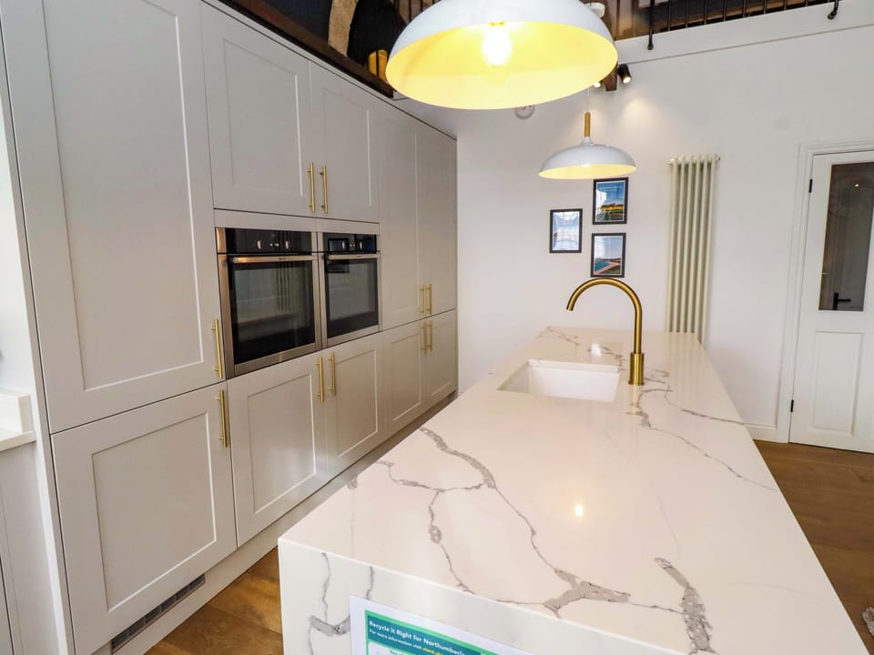Cottage | Private kitchen | Fridge, dishwasher, cookware/dishes/utensils