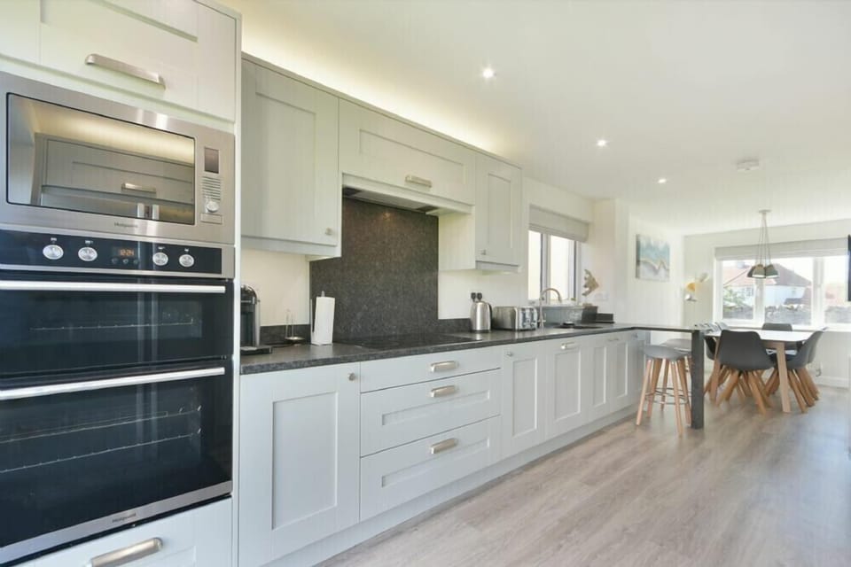 Fridge, dishwasher, cookware/dishes/utensils