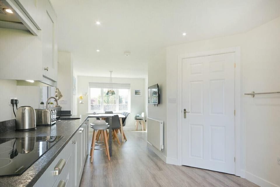 Fridge, dishwasher, cookware/dishes/utensils