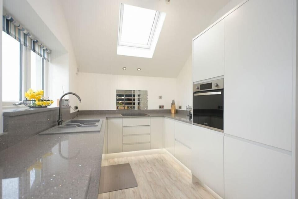 Fridge, cookware/dishes/utensils