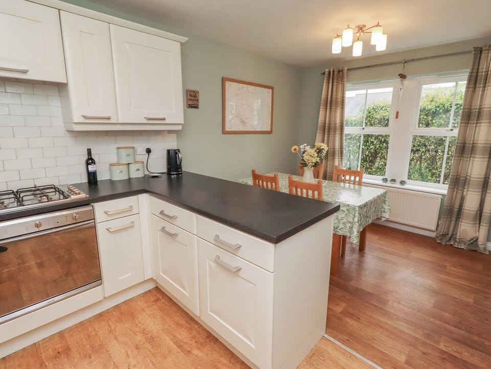Cottage | Private kitchen | Fridge, dishwasher, cookware/dishes/utensils