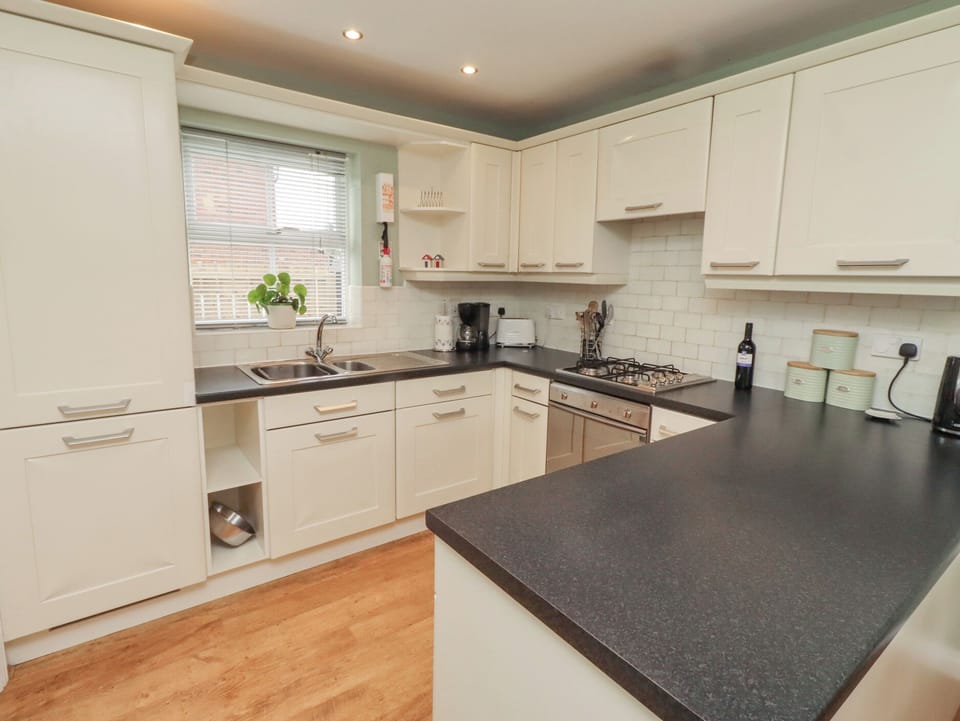 Cottage | Private kitchen | Fridge, dishwasher, cookware/dishes/utensils