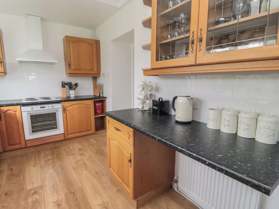 Cottage | Private kitchen | Fridge, dishwasher, cookware/dishes/utensils
