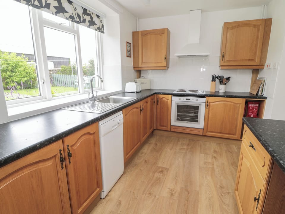 Cottage | Private kitchen | Fridge, dishwasher, cookware/dishes/utensils