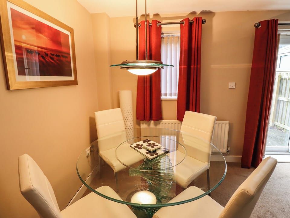 Cottage | Dining