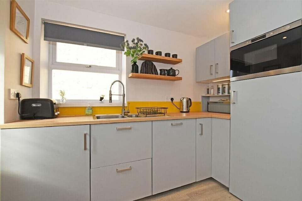 Fridge, cookware/dishes/utensils