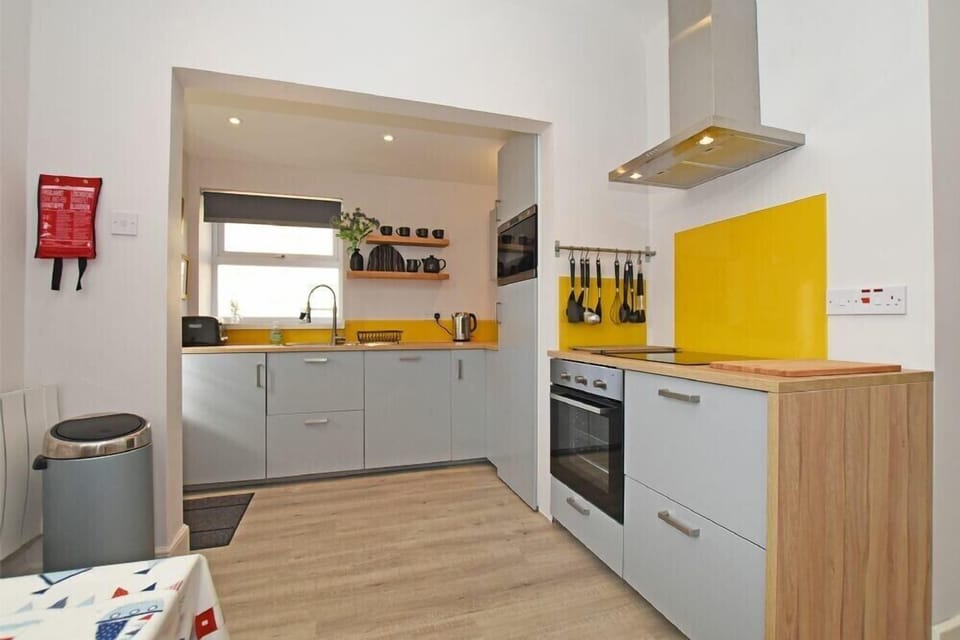 Fridge, cookware/dishes/utensils