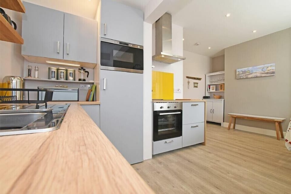 Fridge, cookware/dishes/utensils