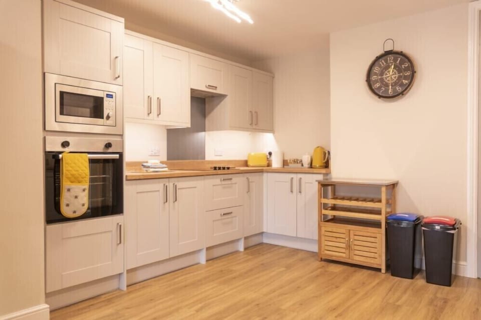 Fridge, dishwasher, cookware/dishes/utensils