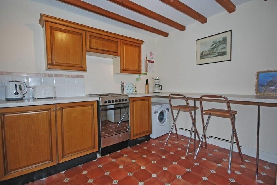 Fridge, cookware/dishes/utensils