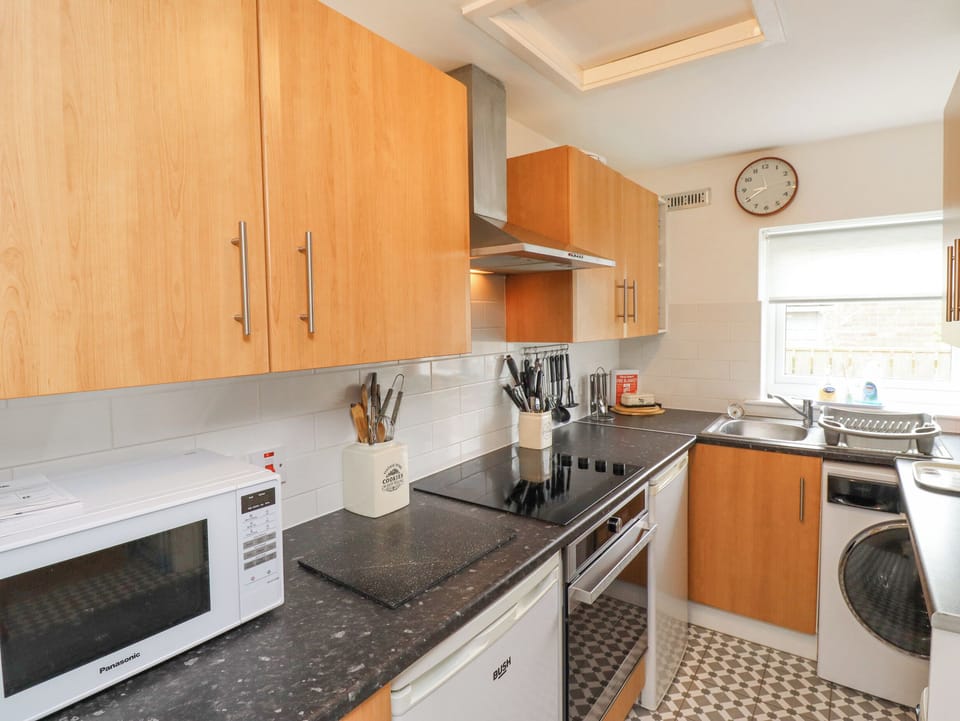Cottage | Private kitchen | Fridge, cookware/dishes/utensils