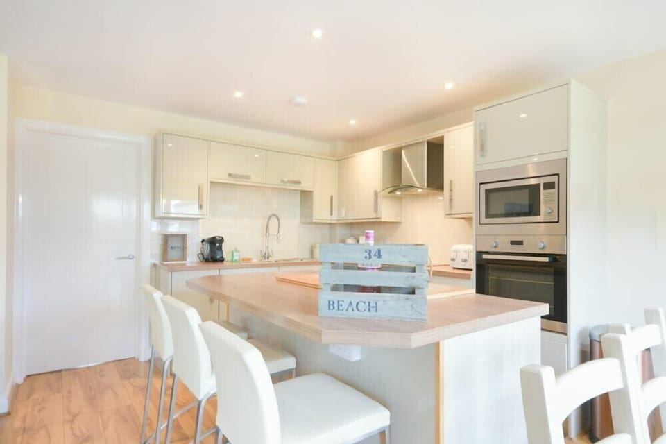 Fridge, dishwasher, cookware/dishes/utensils